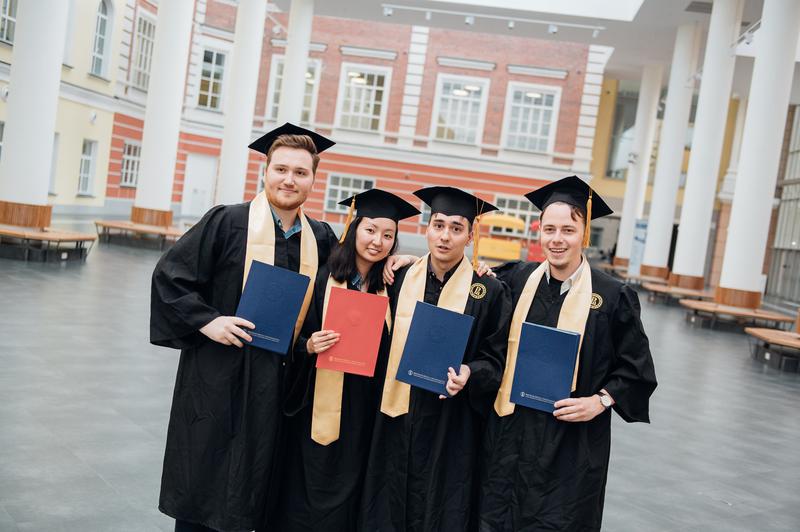 Есть отдача: работники с высшим образованием получают в России почти вдвое больше, чем не имеющие его